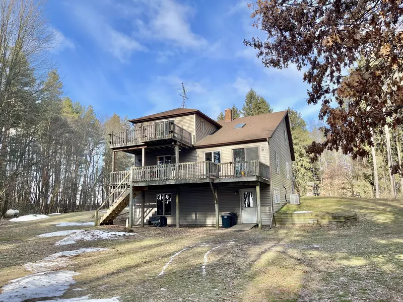 2784 E Edgar Road, Edmore, MI 48829