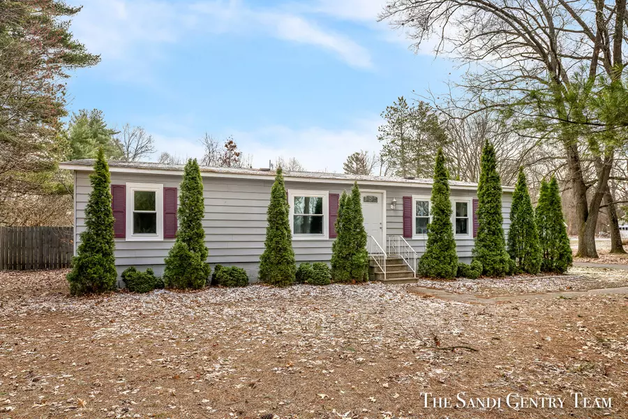420 N 2nd Avenue, Fruitport, MI 49415