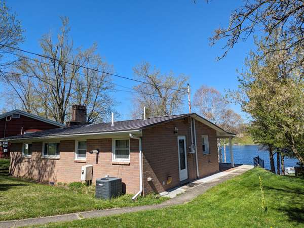 102 White Lake Drive, Brooklyn, MI 49230