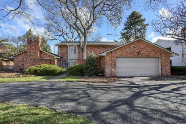 18 Willow Tree Place, Grosse Pointe Shores, MI 48236