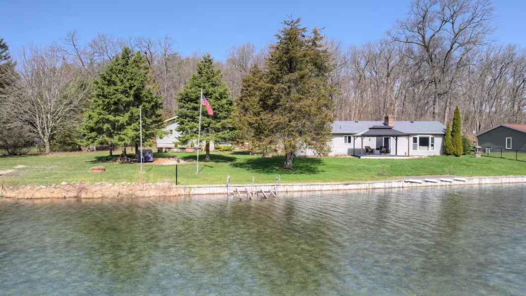 12325 Oakwood Shores Street, Wayland, MI 49348