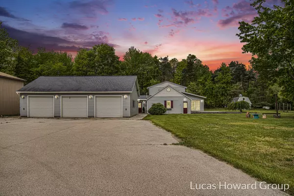 4345 S Wolf Lake Road, Fruitport, MI 49415