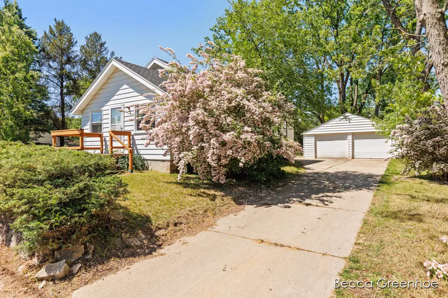1441 Winslow NW Street, Walker, MI 49544