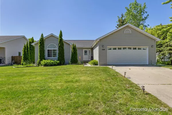 1228 Buckingham Place, Mount Pleasant, MI 48858