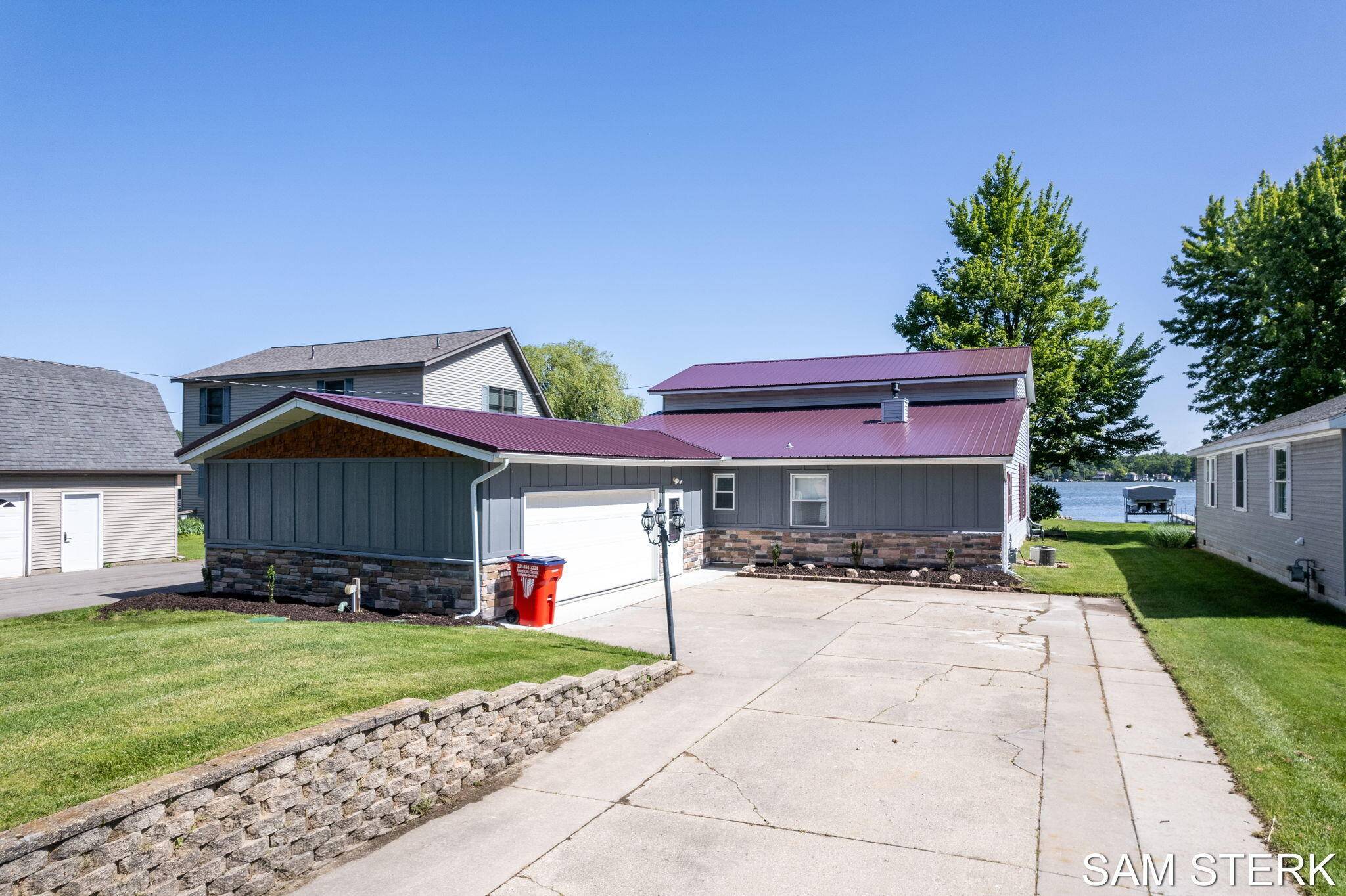 689 E Hess Lake Drive, Grant, MI 49327