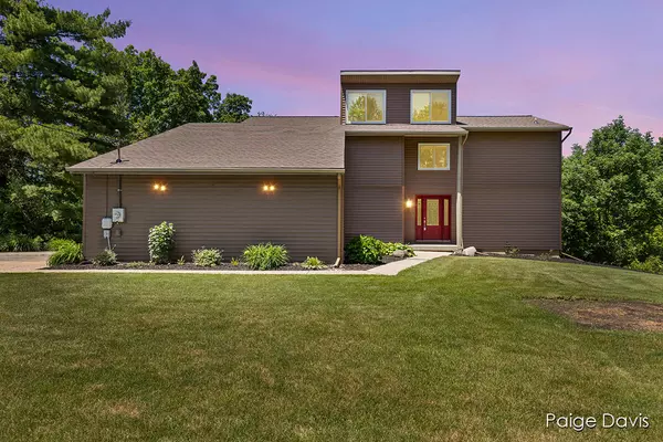 3721 Dunlop Lake NE Lane, Grand Rapids, MI 49525