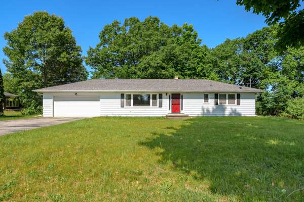 402 Lake Boulevard, Paw Paw, MI 49079