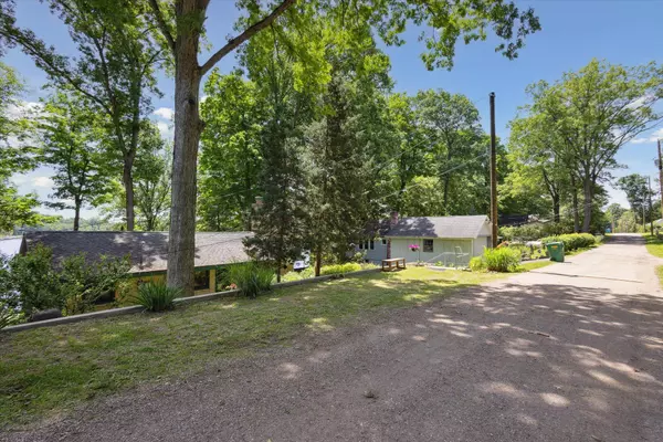 15571 Lakeview Drive, Buchanan, MI 49107