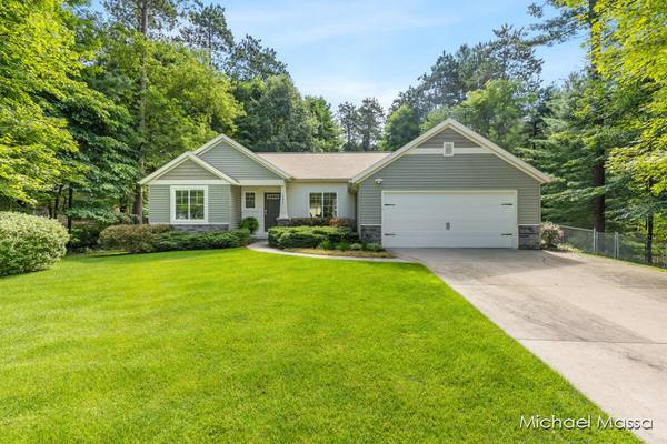 10688 Trailside Woods NE Drive, Rockford, MI 49341