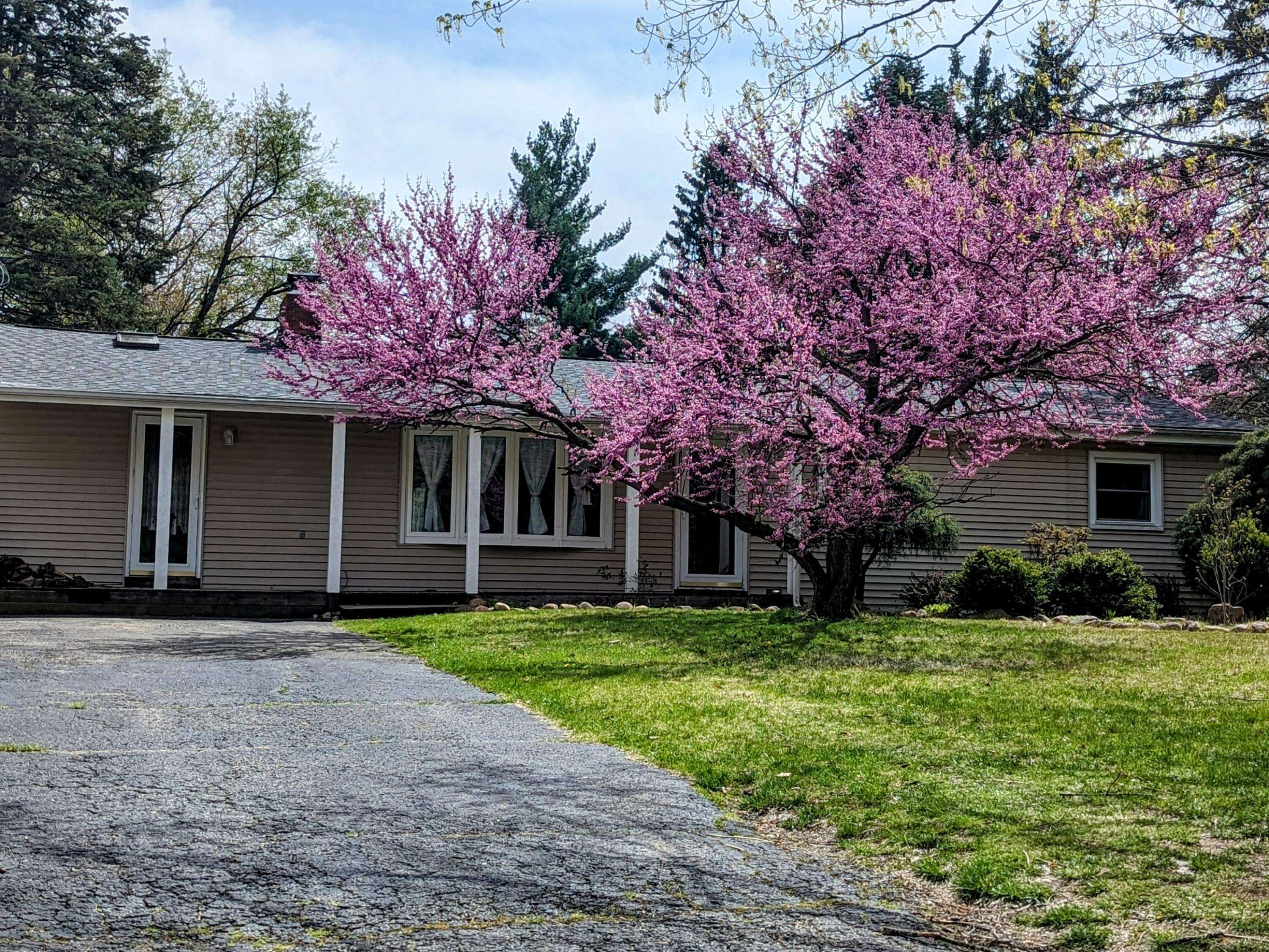 Jonesville, MI 49250,119 Pinecrest Drive