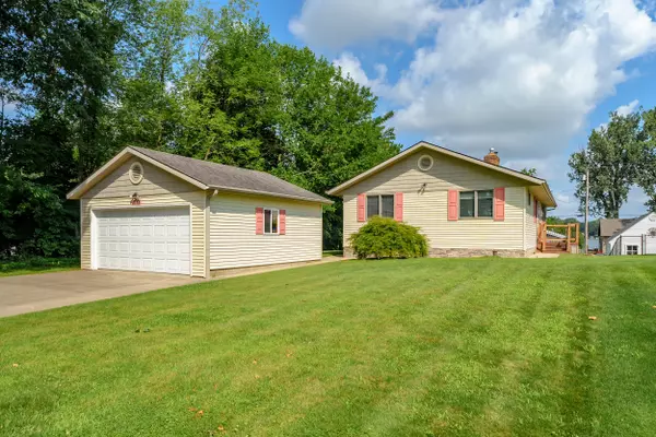 8728 E Long Lake Dr, Scotts, MI 49088