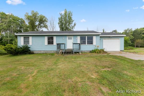 8620 11 Mile NE Road, Rockford, MI 49341