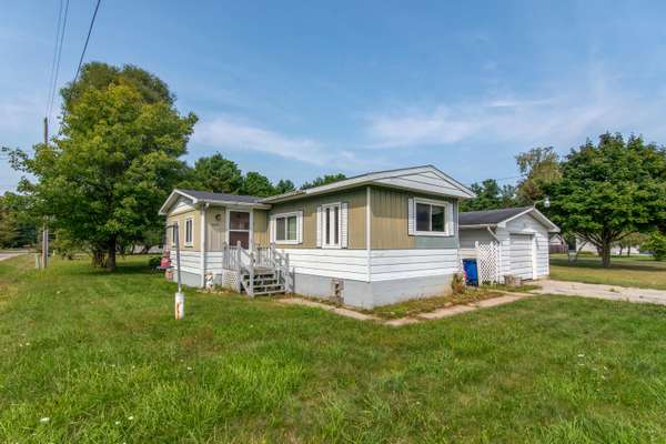 989 E Parkway Drive, Tawas City, MI 48763