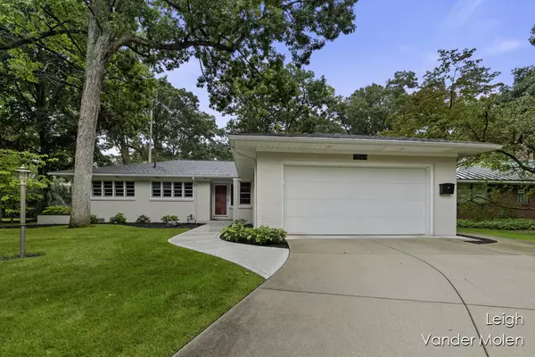 1064 Santa Barbara SE Drive, East Grand Rapids, MI 49506