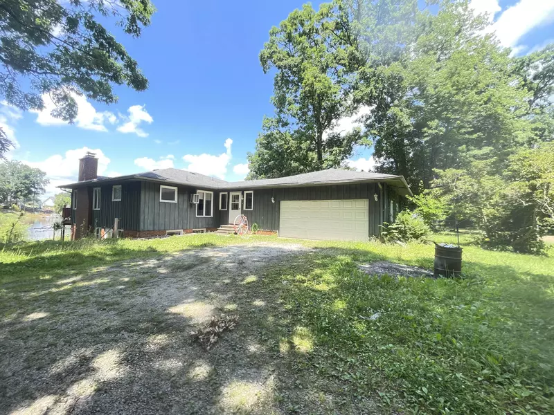 6380 Oak Ridge Drive, Jonesville, MI 49250