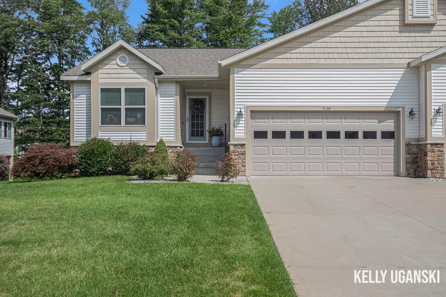 938 S Sandalwood Circle, Norton Shores, MI 49441