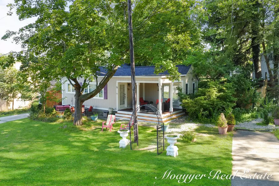 15 E Wall Street, Douglas, MI 49406