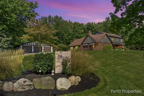 906 N Glenwood Drive, Hastings, MI 49058