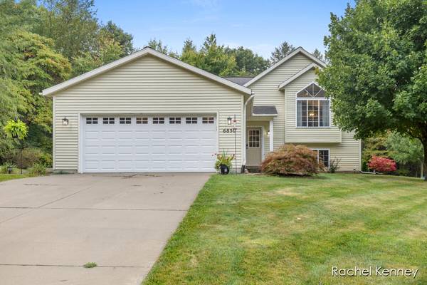 6850 Whispering Forest NE Drive, Cedar Springs, MI 49319