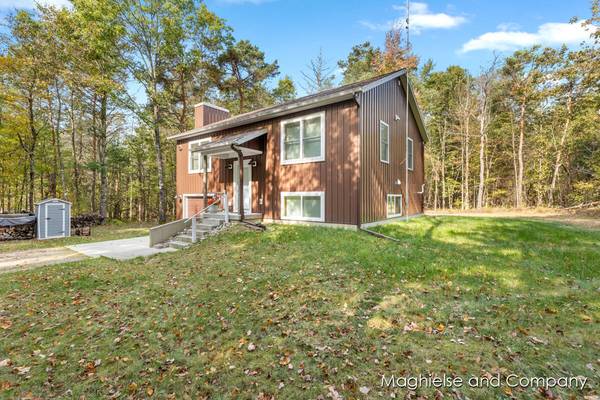 6662 E Skeels Road, Holton, MI 49425