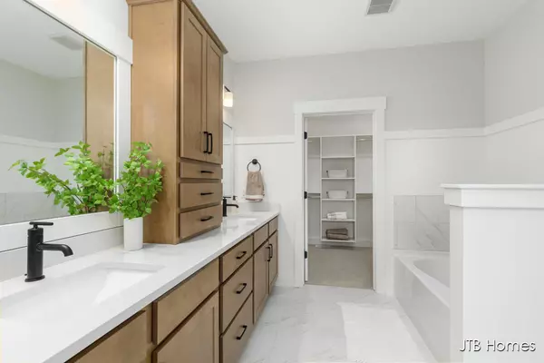 Allendale, MI 49401,11376 Shoreline Drive #115