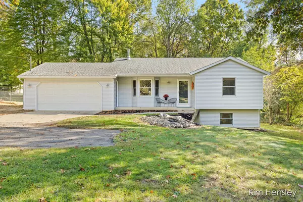 8454 Young NE Avenue, Rockford, MI 49341