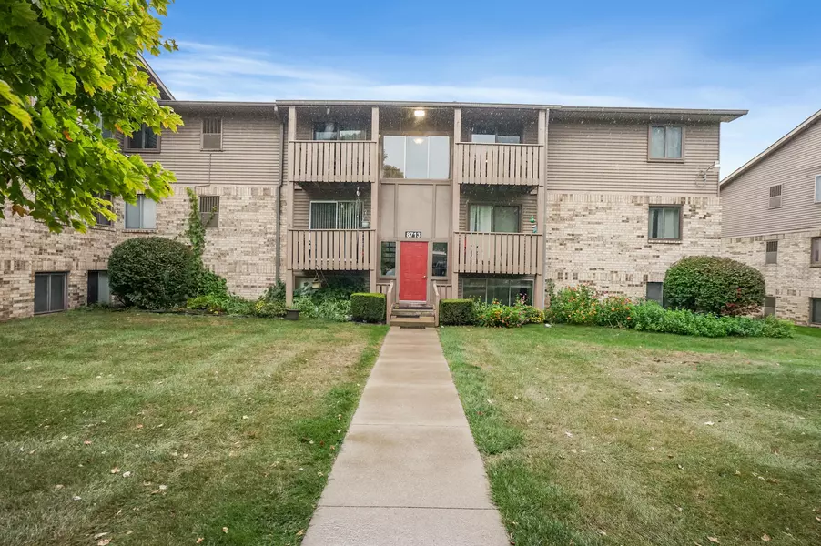 8713 Candlewood Trail #10, Brighton, MI 48116