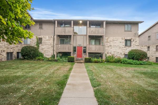 8713 Candlewood Trail #10, Brighton, MI 48116