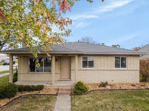 28588 Secretariat Court, Roseville, MI 48066