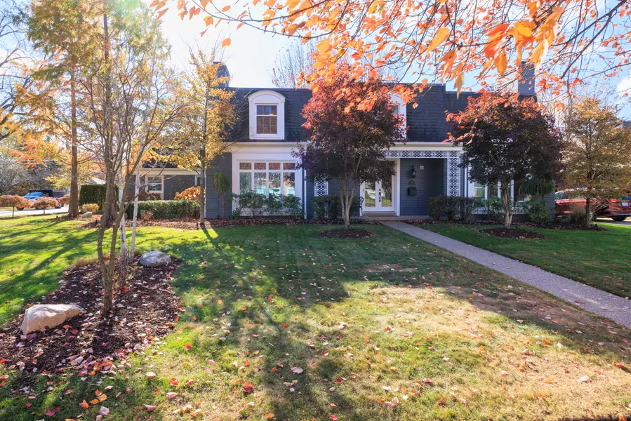 799 Lochmoor Boulevard, Grosse Pointe Woods, MI 48236