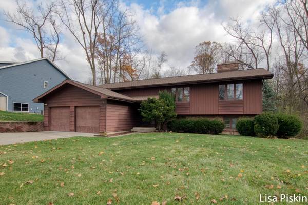 42 Robinhood SE Drive, Grand Rapids, MI 49546