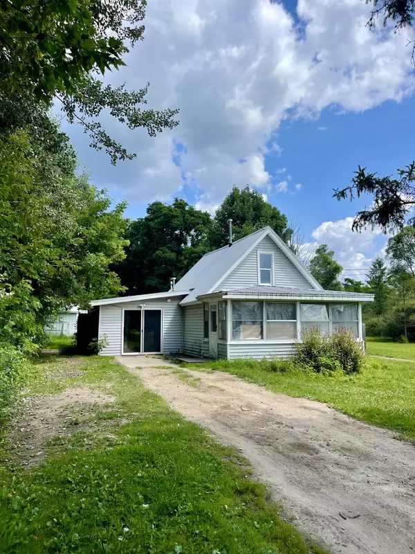 5215 E Pine Road, Edmore, MI 48829