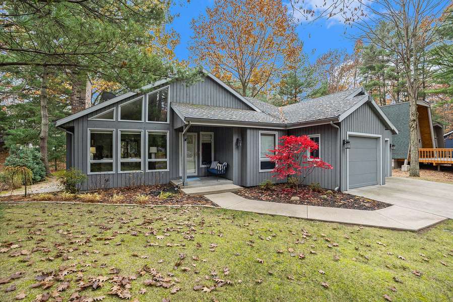 77107 Pinewood Lane, South Haven, MI 49090