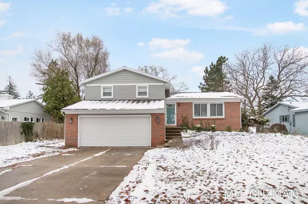 2054 S Eventide NE Drive, Grand Rapids, MI 49505