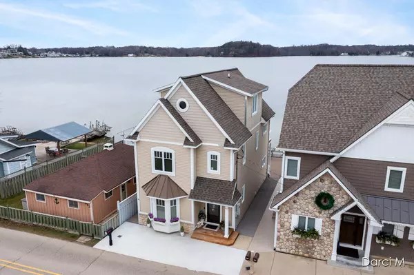 511 S Shore Drive, Caledonia, MI 49316