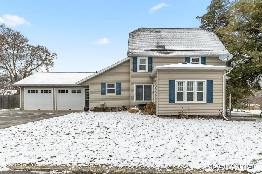 3775 Oakridge NW Avenue, Comstock Park, MI 49321