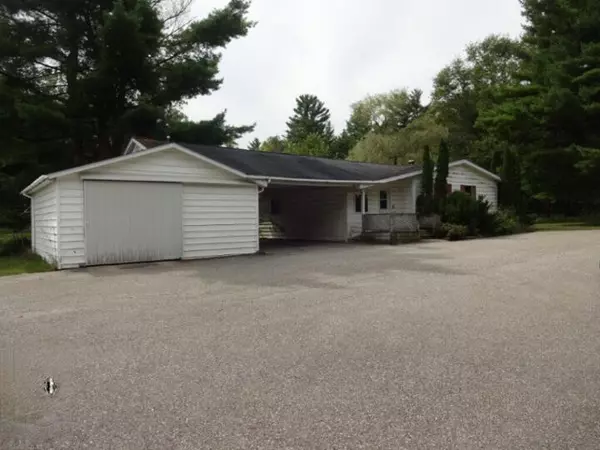 2826 S Oak Avenue, White Cloud, MI 49349