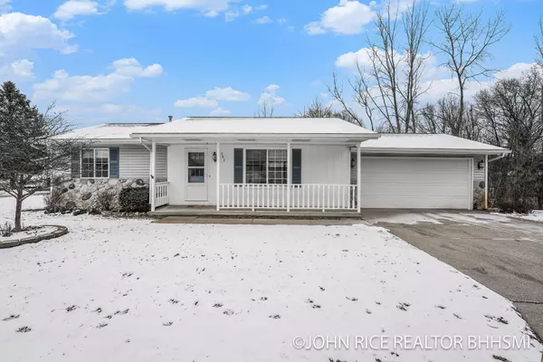 362 York View NW Lane, Comstock Park, MI 49321