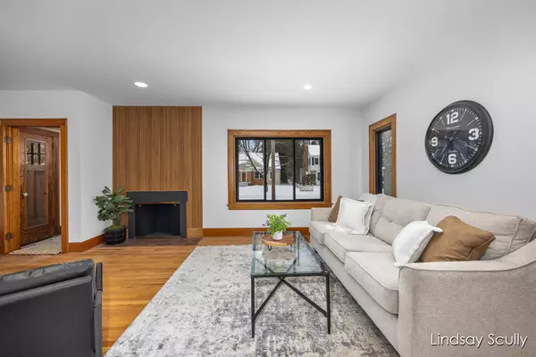 1851 Hillmount NW Street, Grand Rapids, MI 49504