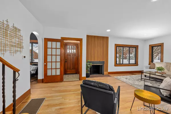 1851 Hillmount NW Street, Grand Rapids, MI 49504