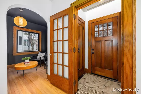 1851 Hillmount NW Street, Grand Rapids, MI 49504