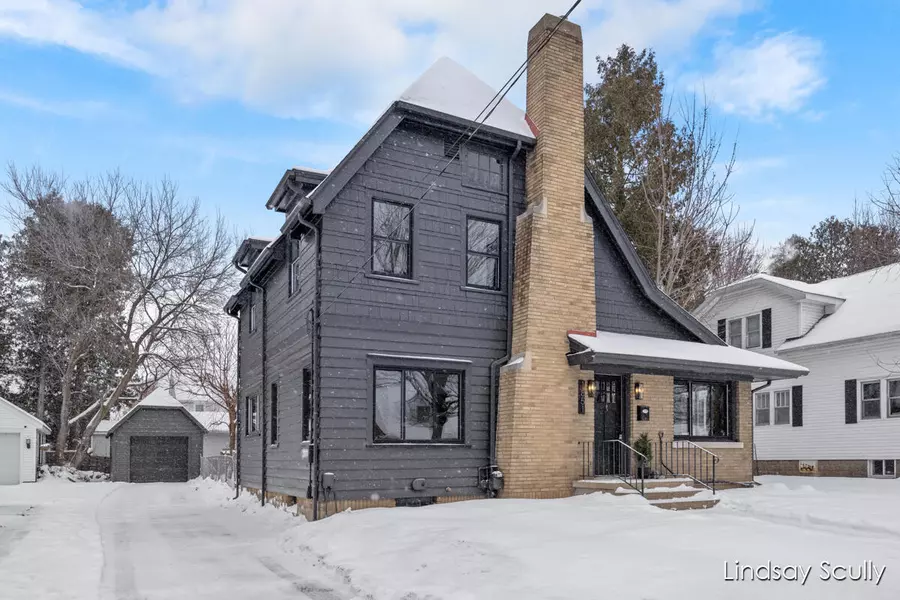 1851 Hillmount NW Street, Grand Rapids, MI 49504
