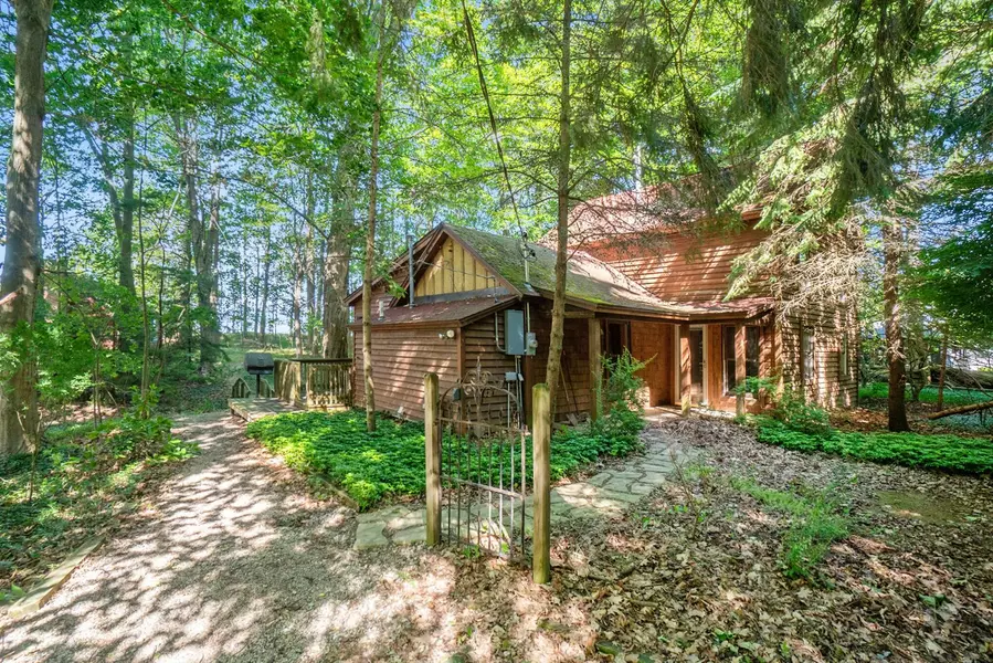 2560 Lakeshore Drive, Fennville, MI 49408