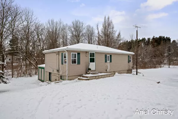 114 Indian Lakes NE Road, Sparta, MI 49345