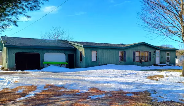 9866 Erdman Road, Onekama, MI 49675
