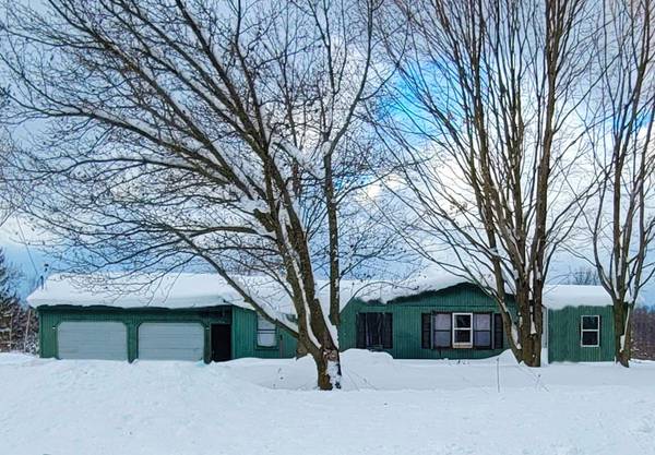 9866 Erdman Road, Onekama, MI 49675