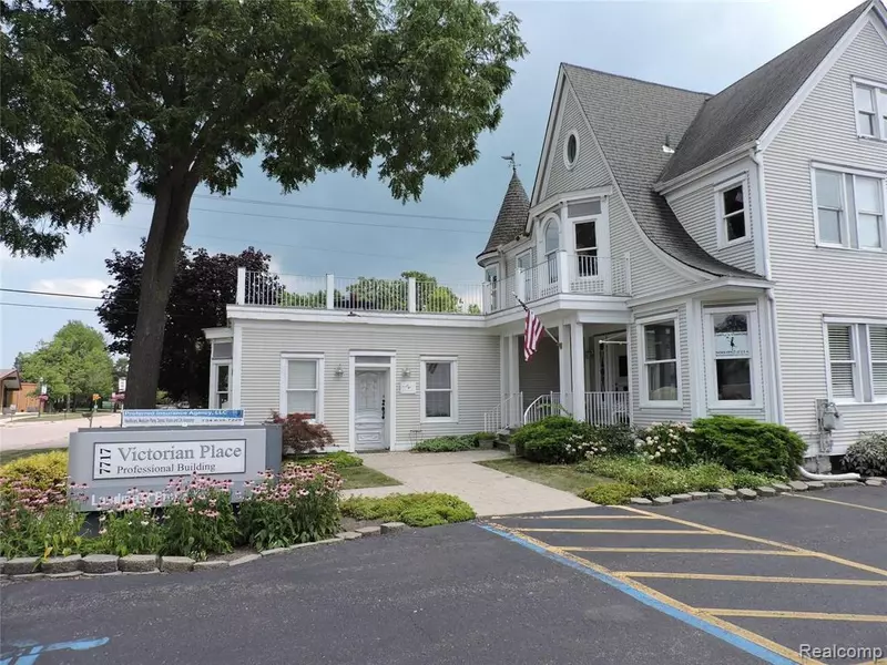 7717 Macomb Street, Grosse Ile, MI 48138