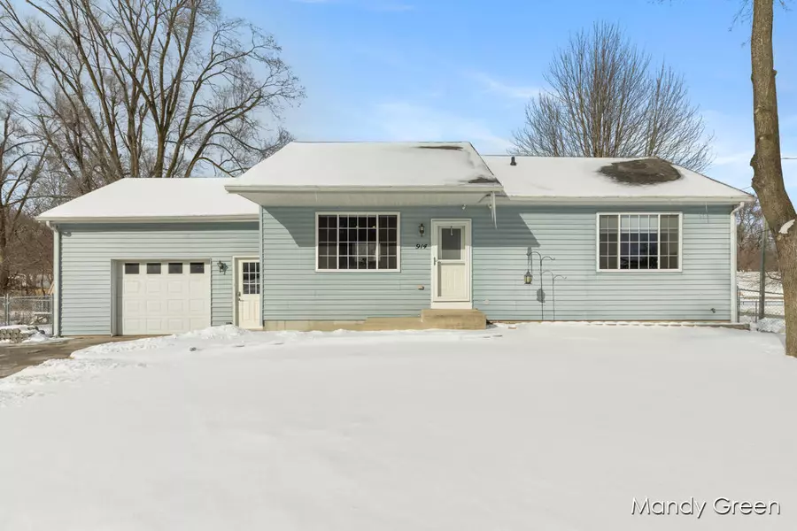 914 E Coffren Avenue, Greenville, MI 48838