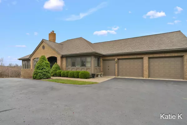 682 Cascade Hills SE Ridge #32, Grand Rapids, MI 49546