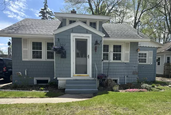 902 Beechwood NE Street, Grand Rapids, MI 49505